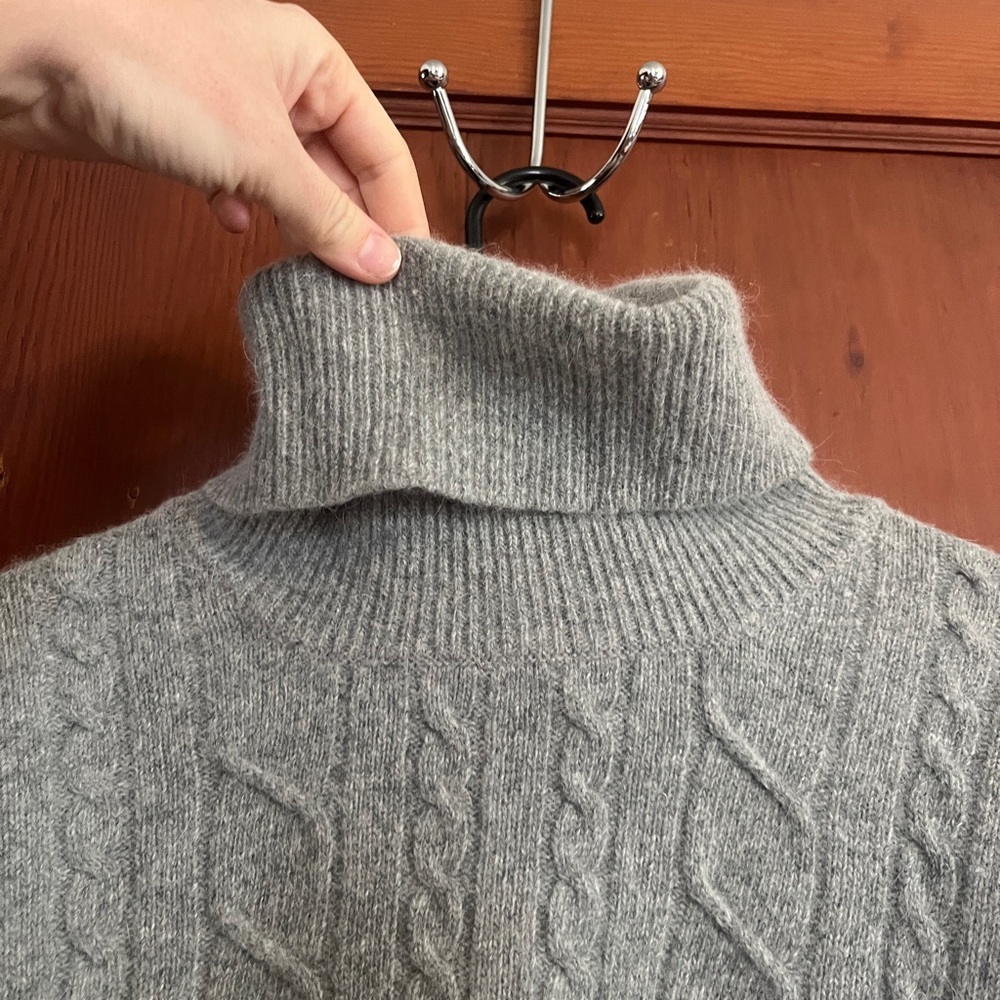 Elegant Gray Cable Knit Turtleneck Sweater with lambswool & angora hair - Picture 3 of 8